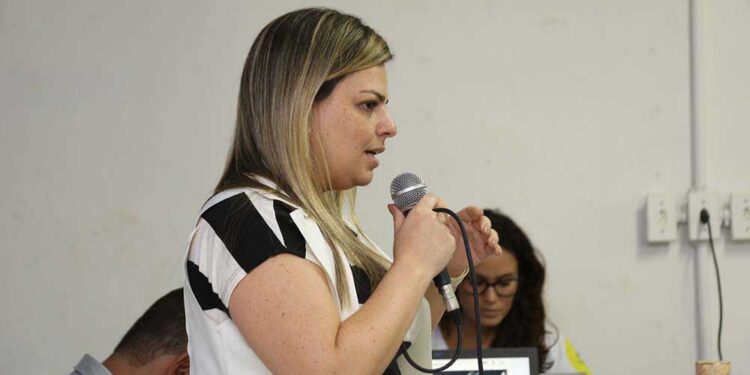 Administradora de Fernando de Noronha, Thallyta Figuerôa durante reunião