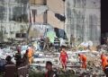 Socorristas procuram por vítimas entre os escombros.