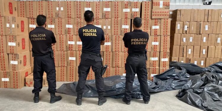 Policia Federal apreende 36 milhões de cigarros em depósito de Caruaru.