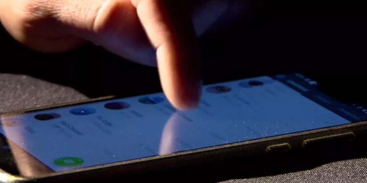 Foi identificado que os criminosos criavam perfis falsos no aplicativo