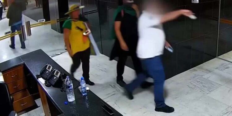 General Gonçalves Dias é flagrado no Palácio do Planalto durante invasão de 8 de janeiro