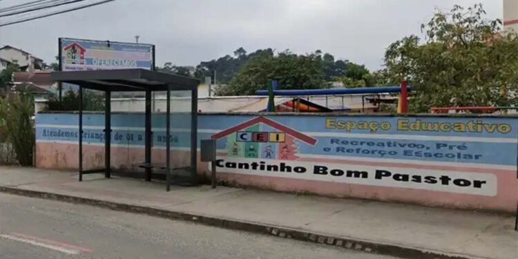 Homem, que invadiu o local com machadinha, se entregou à polícia