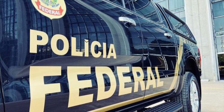 Agentes da Polícia Federal durante operação