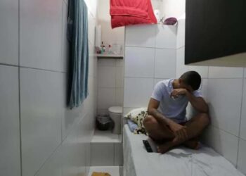 Preso em cela individual com banheiro, cerâmica e TV no presídio Marcelo Francisco Araújo, no Complexo do Curado