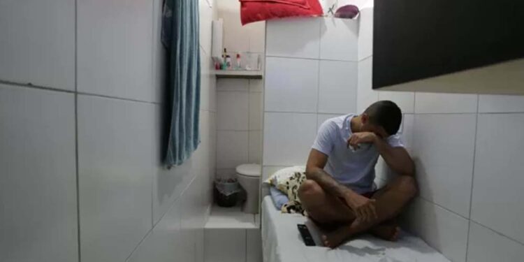 Preso em cela individual com banheiro, cerâmica e TV no presídio Marcelo Francisco Araújo, no Complexo do Curado