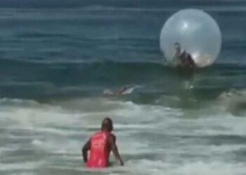 Salva-vidas resgatam casal preso em bolha inflável na Praia de Copacabana