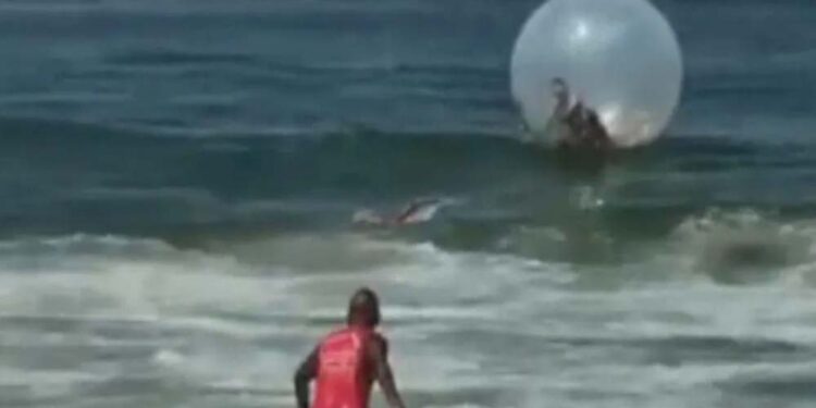Salva-vidas resgatam casal preso em bolha inflável na Praia de Copacabana