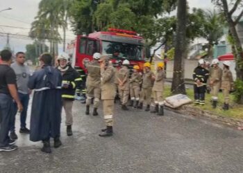 Bombeiros atuaram no incêndio que deixou mortos e feridos em abrigo