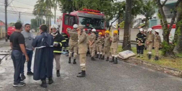 Bombeiros atuaram no incêndio que deixou mortos e feridos em abrigo