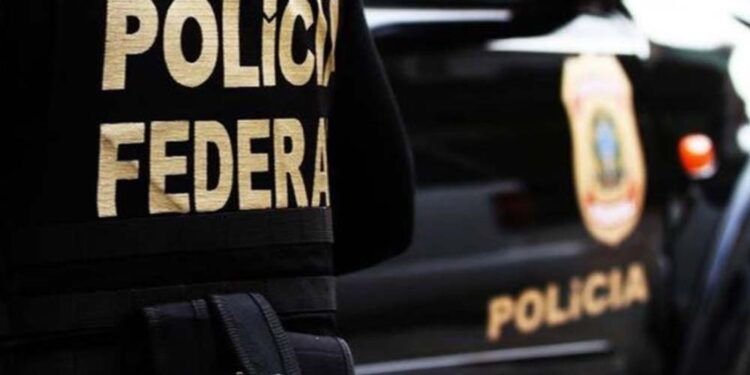 Agentes da Polícia Federal durante operação