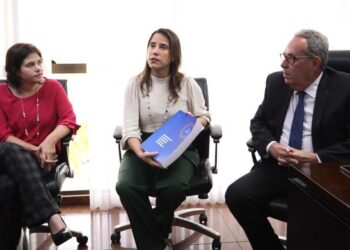 Raquel Lyra entrega relatório de 100 dias de Governo a Álvaro Porto, presidente da Alepe