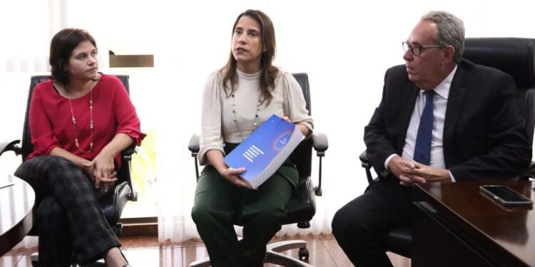 Raquel Lyra entrega relatório de 100 dias de Governo a Álvaro Porto, presidente da Alepe