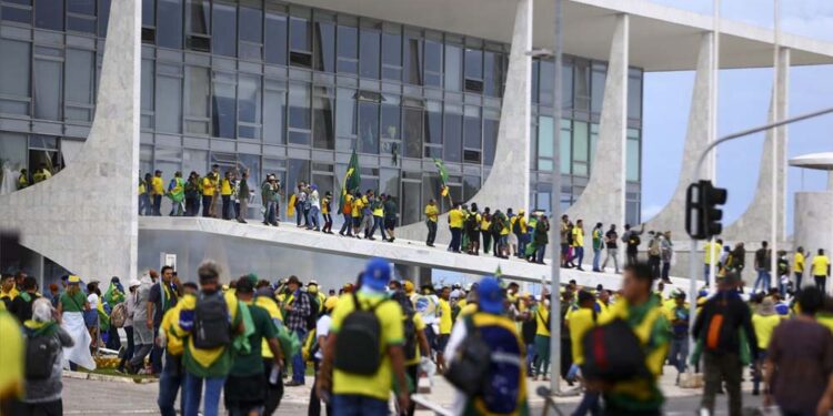 STF inicia julgamento de denúncias contra envolvidos nos atos de 8/1