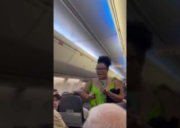 Mulher é retirada de voo na BA após recusar despacho de bagagem: 'comissários não moveram um dedo para ajudar'