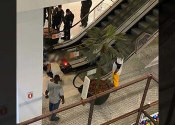 Homem baleado na escada rolante do Taquara Shopping