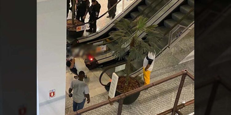 Homem baleado na escada rolante do Taquara Shopping