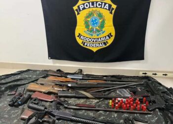 Armas e munições apreendidas em confronto com morte de garimpeiros na Terra Yanomami.