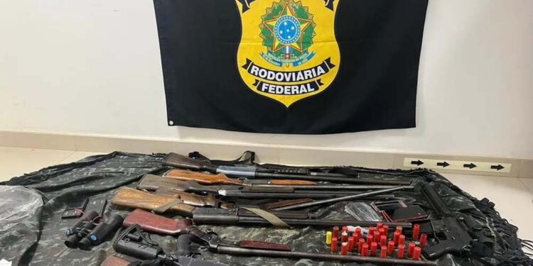 Armas e munições apreendidas em confronto com morte de garimpeiros na Terra Yanomami.