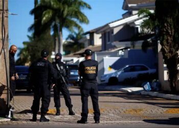 Policiais montam guarda perto da casa do ex-presidente Jair Bolsonaro em Brasília na quarta-feira.