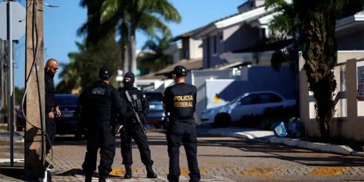 Policiais montam guarda perto da casa do ex-presidente Jair Bolsonaro em Brasília na quarta-feira.