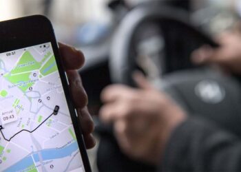 Policial é punido por trabalhar como motorista de aplicativo durante a folga.