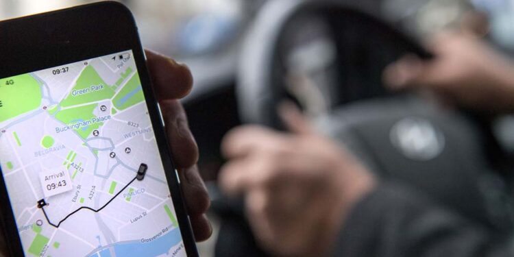 Policial é punido por trabalhar como motorista de aplicativo durante a folga.