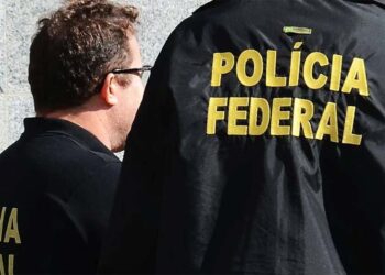 Agentes da Polícia Federal durante operação