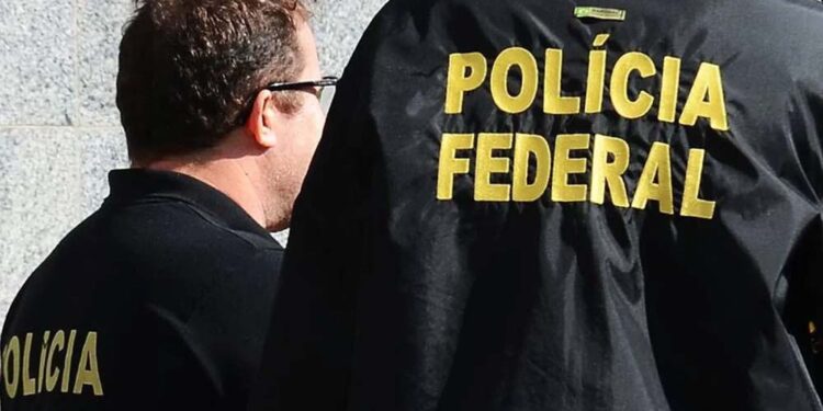 Agentes da Polícia Federal durante operação