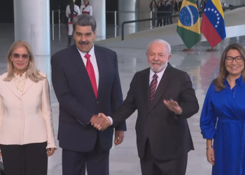 Presidentes Luiz Inácio Lula da Silva e Nicolás Maduro, acompanhados das primeiras-damas, no Palácio do Planalto.