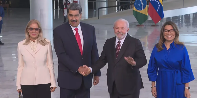 Presidentes Luiz Inácio Lula da Silva e Nicolás Maduro, acompanhados das primeiras-damas, no Palácio do Planalto.