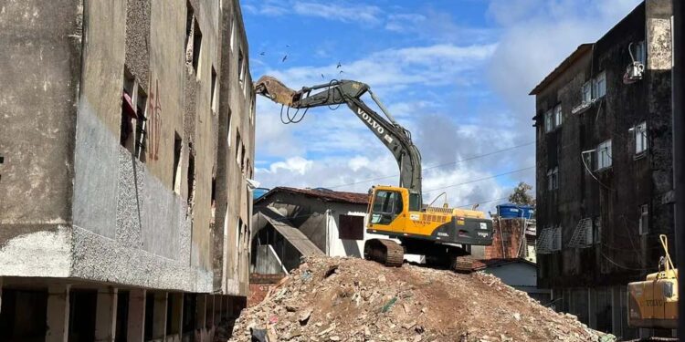 Vários prédios-caixão já foram demolidos no bairro de Rio Doce