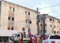 Prédio em Rio Doce, Olinda, é desocupado por risco de desabar.