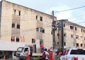 Prédio em Rio Doce, Olinda, é desocupado por risco de desabar.