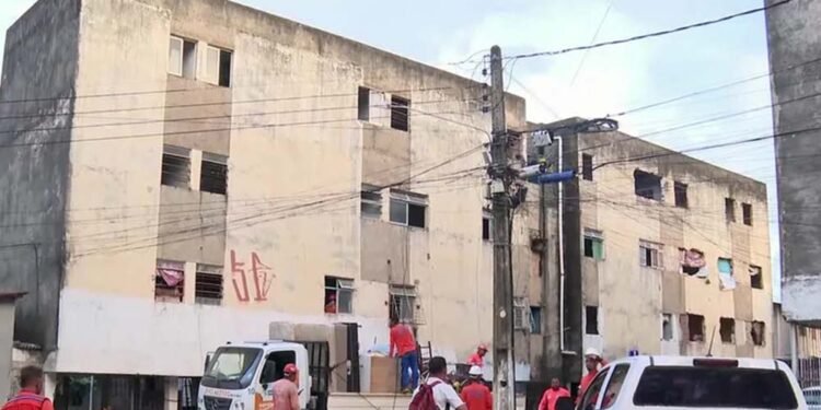 Prédio em Rio Doce, Olinda, é desocupado por risco de desabar.