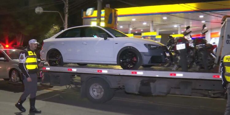 Mais de 100 carros e motos foram apreendidos por participar dos rachas; infração é gravíssima.