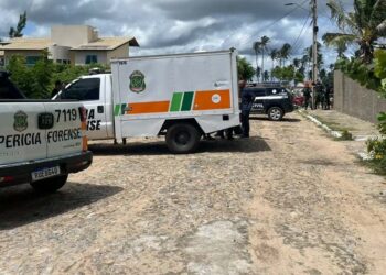 O suspeito chegou a fugir em um carro da própria corporação, mas abandonou o veículo e se entregou no quartel da Polícia Militar.