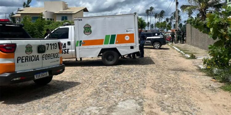 O suspeito chegou a fugir em um carro da própria corporação, mas abandonou o veículo e se entregou no quartel da Polícia Militar.