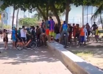 Curiosos próximo ao corpo em Boa Viagem.