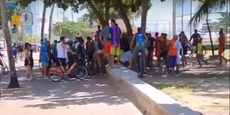 Curiosos próximo ao corpo em Boa Viagem.