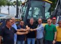 Em abril, o presidente da Câmara, Arthur Lira (ao centro, de preto), entrega retroescavadeira comprada pela Codevasf, em Penedo (AL).