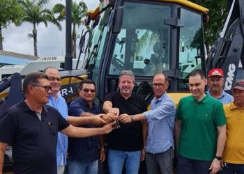 Em abril, o presidente da Câmara, Arthur Lira (ao centro, de preto), entrega retroescavadeira comprada pela Codevasf, em Penedo (AL).