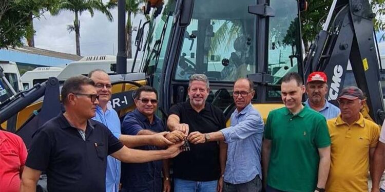 Em abril, o presidente da Câmara, Arthur Lira (ao centro, de preto), entrega retroescavadeira comprada pela Codevasf, em Penedo (AL).
