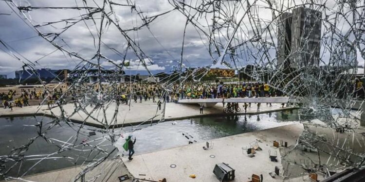 Vândalos depredaram a sede do governo sem nenhum respeito pelos símbolos da República