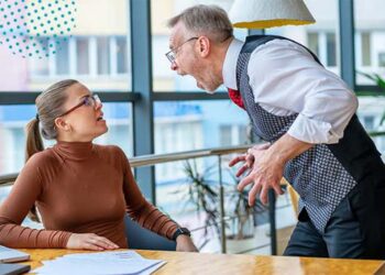 "Exoneração iminente de jornalistas em Pernambuco devido a denúncias de assédio moral.