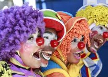 Recife busca 'palhacinhos' para orientar motoristas e pedestres.