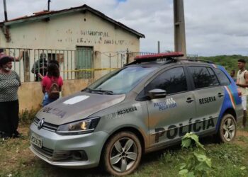 O corpo da vítima foi encontrado a poucos metros de uma escola abandonada. Dentro da escola havia marcas de sangue.