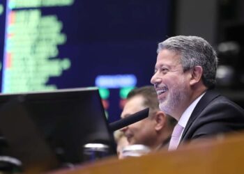 Presidente da Câmara resiste a pressões para adiar a votação do projeto de lei e conta os votos para ter certeza da aprovação