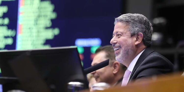 Presidente da Câmara resiste a pressões para adiar a votação do projeto de lei e conta os votos para ter certeza da aprovação