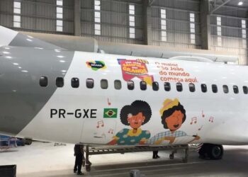 Avião homenageia os 40 anos do São João de Campina Grande