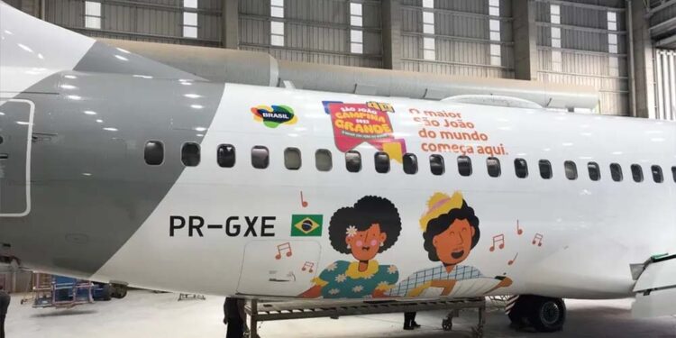 Avião homenageia os 40 anos do São João de Campina Grande